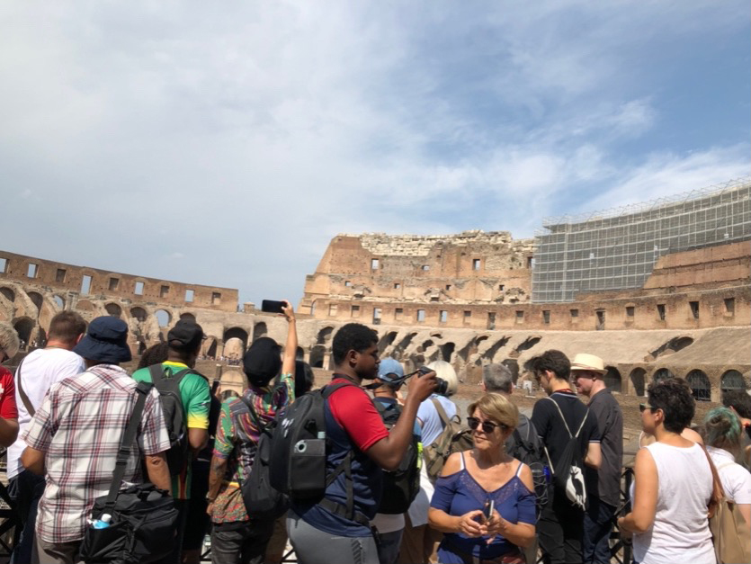 観光客で混雑するコロッセオ