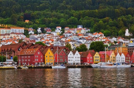 ノルウェーの壮大な絶景フィヨルド