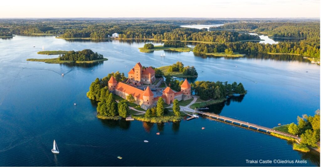 気球に乗って湖上のお城へ　– 　バルト三国編　その５